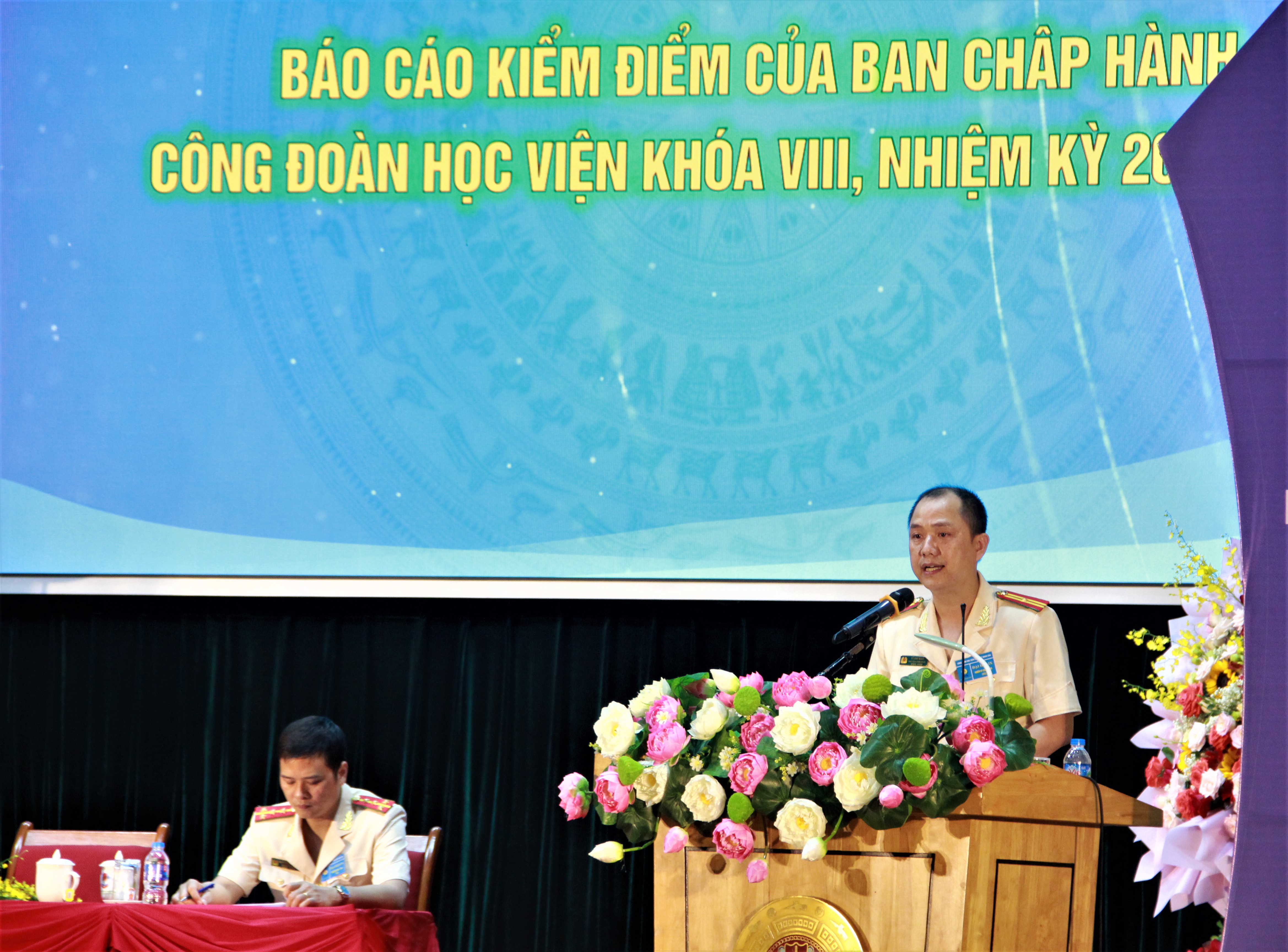 Thiếu tá Vũ Anh Khuê, Chủ tịch Công đoàn Học viện CSND trình bày báo cáo kiểm điểm của Ban chấp hành Công đoàn Học viện
