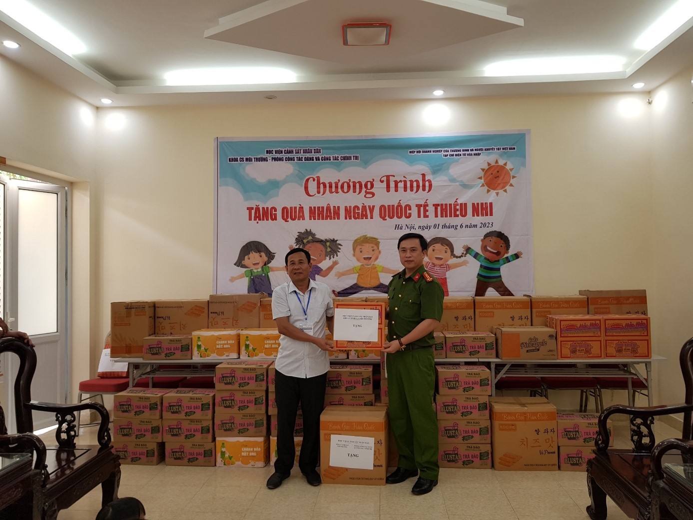 Đồng chí Đại tá, PGS. TS Dương Văn Minh - Trưởng khoa Cảnh sát môi trường tặng quà cho các cháu thiếu nhi nhân ngày 01/6