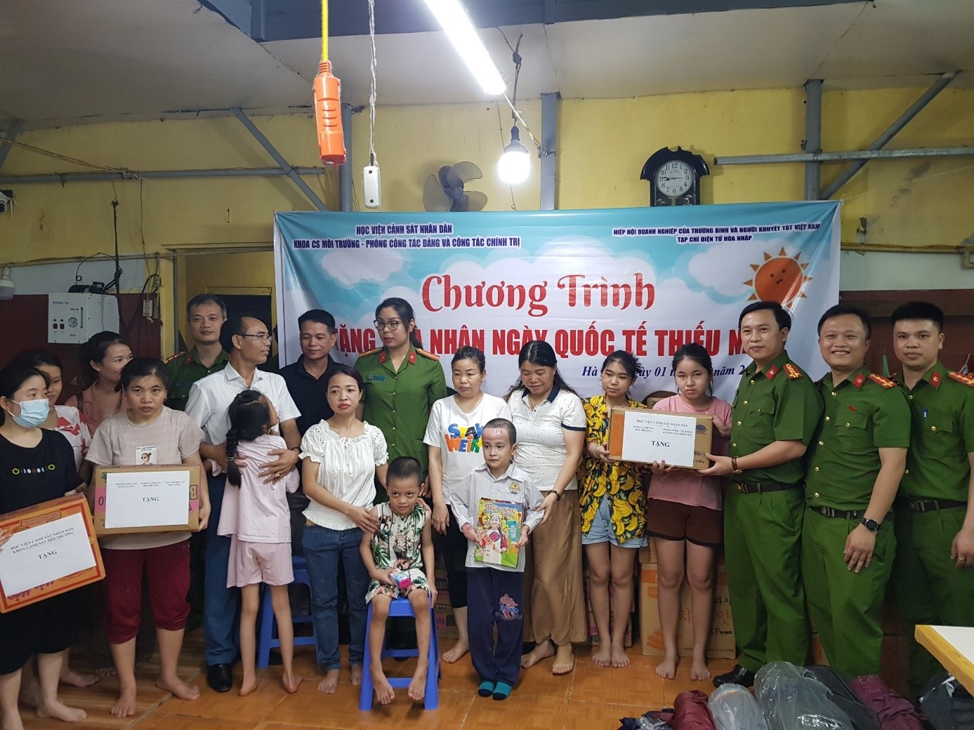 Học viện CSND trao quà cho các cháu thiếu nhi tại Trung tâm Hướng nghiệp dạy nghề, hỗ trợ trẻ thiệt thòi Hà Nội