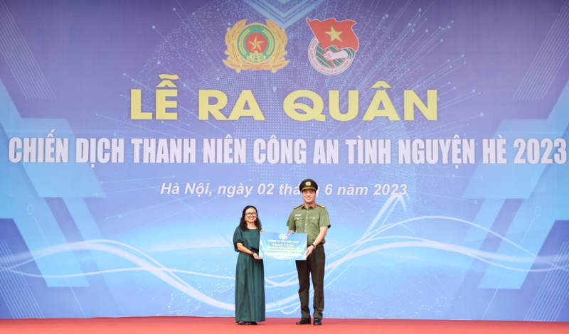 Bà Phan Thị Phương Nhung - đại diện Công ty TCP Việt Nam, đơn vị đồng hành cùng tuổi trẻ CAND trao tặng nguồn lực hỗ trợ xây dựng “ngôi nhà 19/8” cho đoàn viên, thanh niên Công an có hoàn cảnh khó khăn tại các địa bàn vùng sâu, vùng xa, vùng biên giới hải đảo