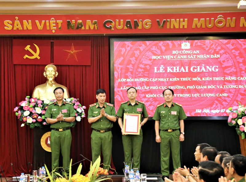 Trung tướng, GS.TS Trần Minh Hưởng trao Quyết định thành lập lớp học cho Ban cán sự lớp