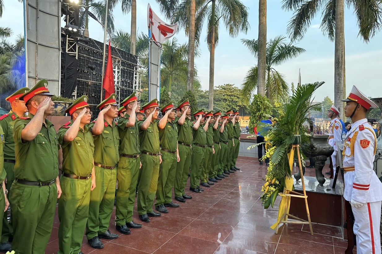 Đoàn Học viện CSND dâng hoa dâng hương tại Nghĩa trang Liệt sĩ thành phố Hà Nội