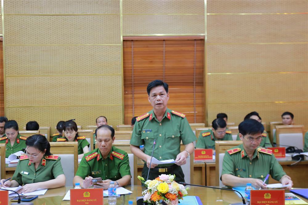 Đại tá, TS Nguyễn Văn Thiết phát biểu với tham luận “Công tác phát triển đảng viên trong Học viện An ninh nhân dân".