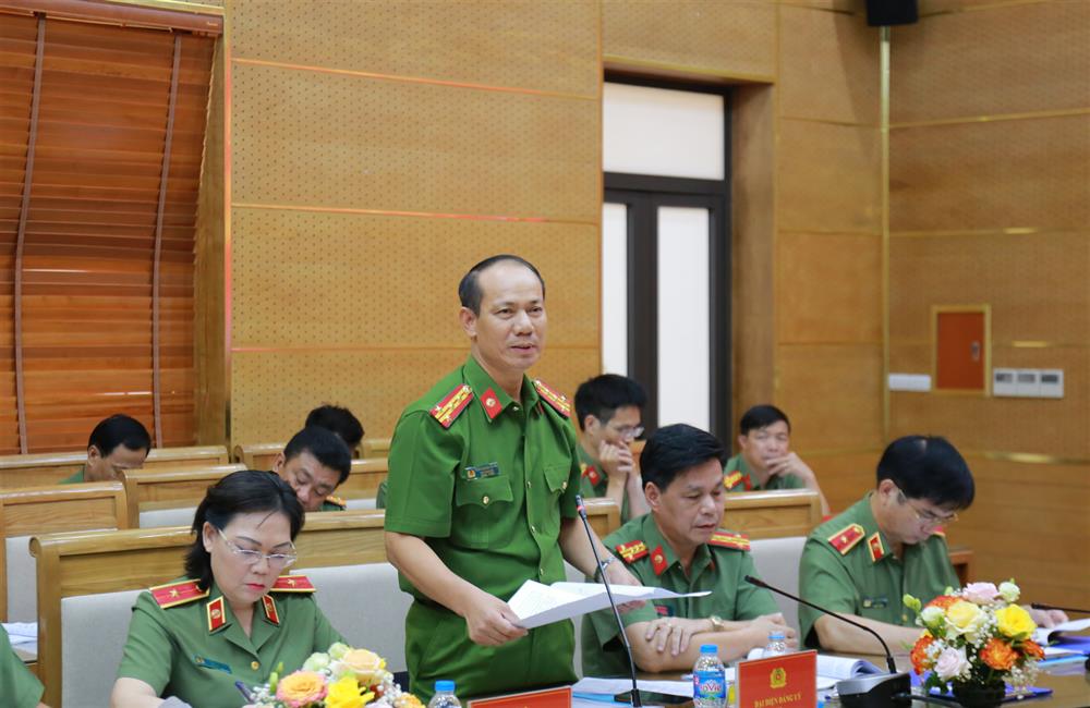 Đại tá, PGS.TS Trần Quang Huyên phát biểu với chủ đề “Giải pháp nâng cao chất lượng, hiệu quả công tác phát triển đảng viên là học viên học viện Cảnh sát nhân dân gắn với mục tiêu xây dựng lực lượng CAND cách mạng, chính quy, tinh nhuệ, hiện đại”.