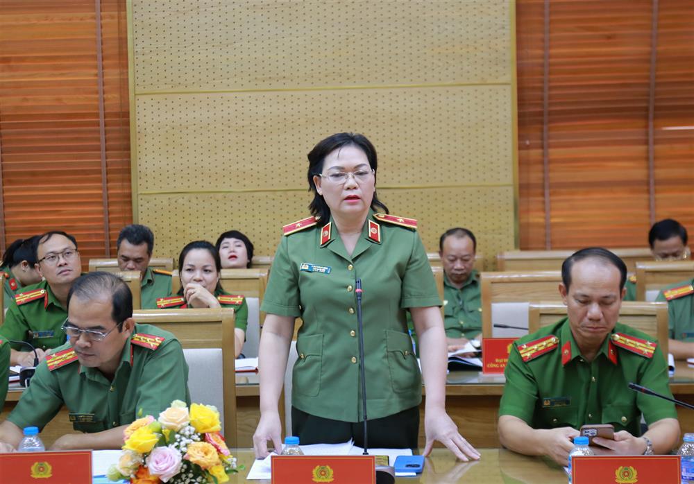Thiếu tướng, PGS.TS Đinh Ngọc Hoa phát biểu tham luận tại Hội thảo.