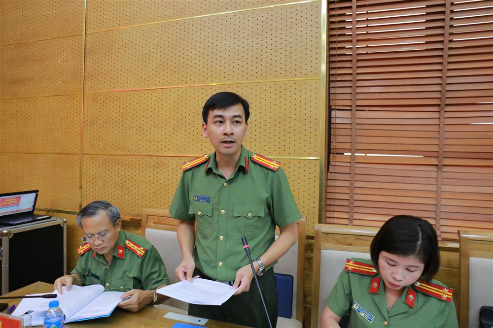 Trung tá Bạch Quốc Tuyên phát biểu với chủ đề "Phát huy vai trò của tổ chức Đoàn trong công tác phát triển đảng viên từ học viên các học viện, trường CAND".