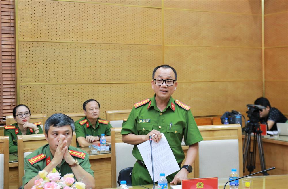 Đại tá, TS Nguyễn Văn Quốc phát biểu tham luận.