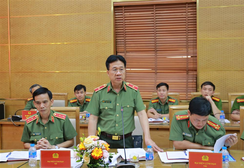 Thiếu tướng Phạm Quang Tuyển điều hành tham luận Hội thảo.