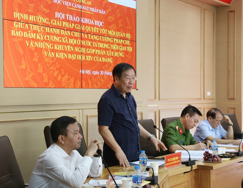 PGS.TS Lê Minh Thông, nguyên Trợ lý Chủ tịch Quốc hội, Uỷ viên Hội đồng lý luận Trung ương phát biểu tham luận tại Hội thảo