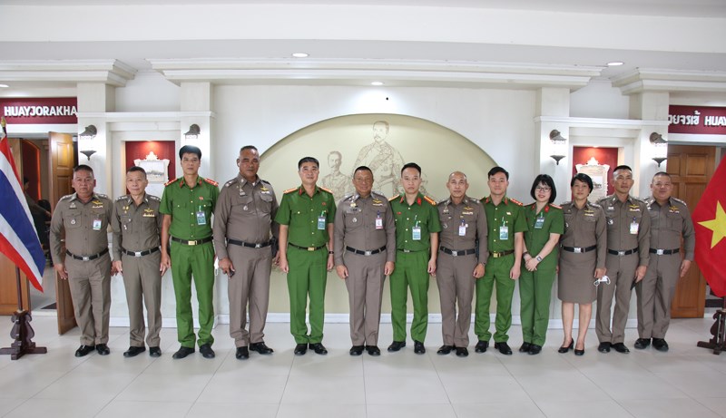 Đoàn chụp ảnh cũng lãnh đạo Học viện Cảnh sát Hoàng gia Thái Lan