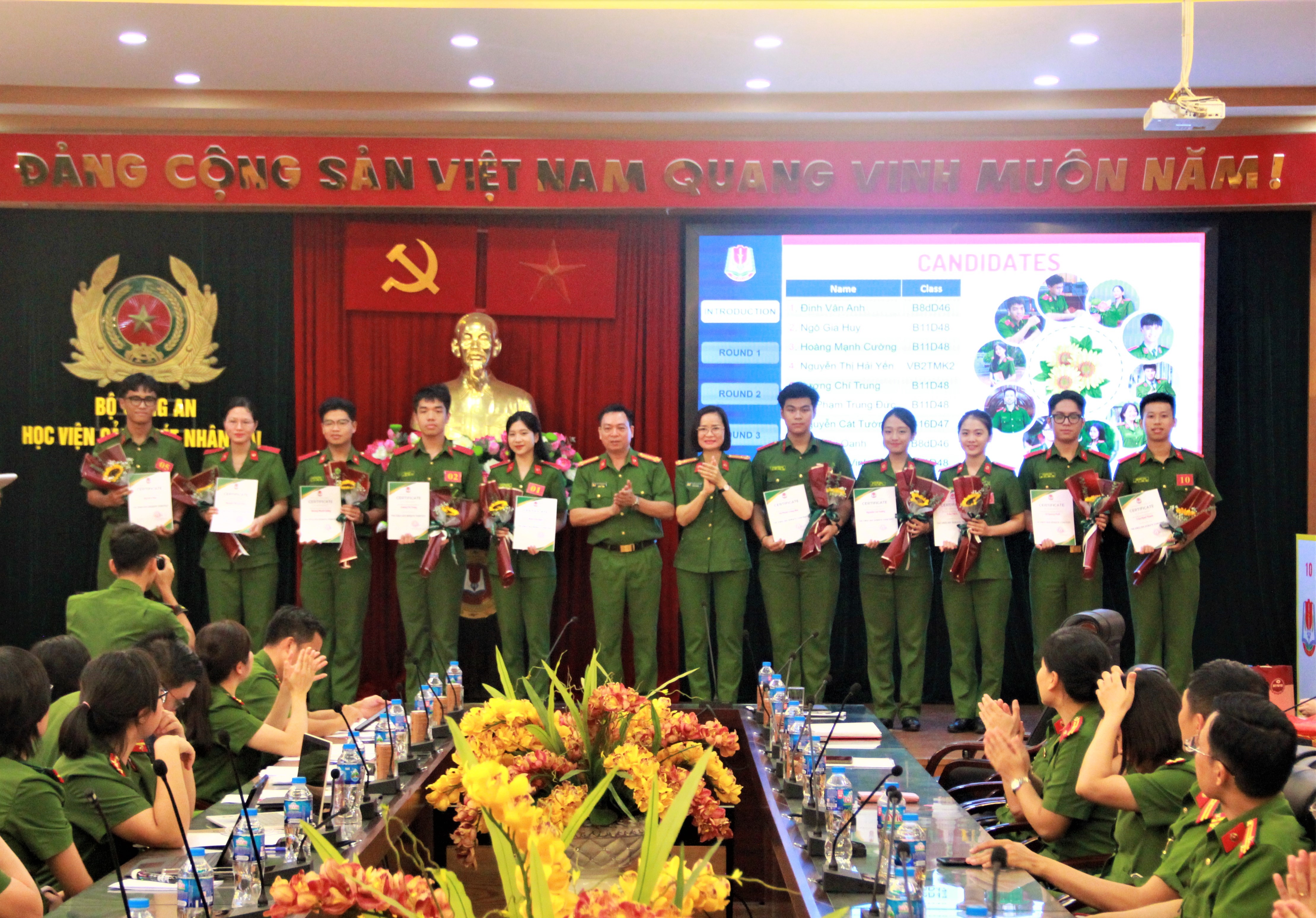 Đại tá Nguyễn Đăng Sáu, Phó Giám đốc Học viện tặng hoa chúc mừng các học viên tham dự cuộc thi