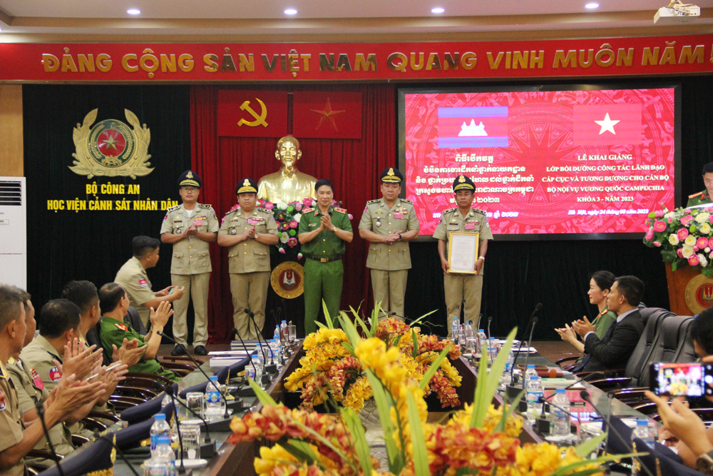 Trung tướng, GS. TS Trần Minh Hưởng - Giám đốc Học viện trao Quyết định thành lập lớp học cho Ban cán sự lớp