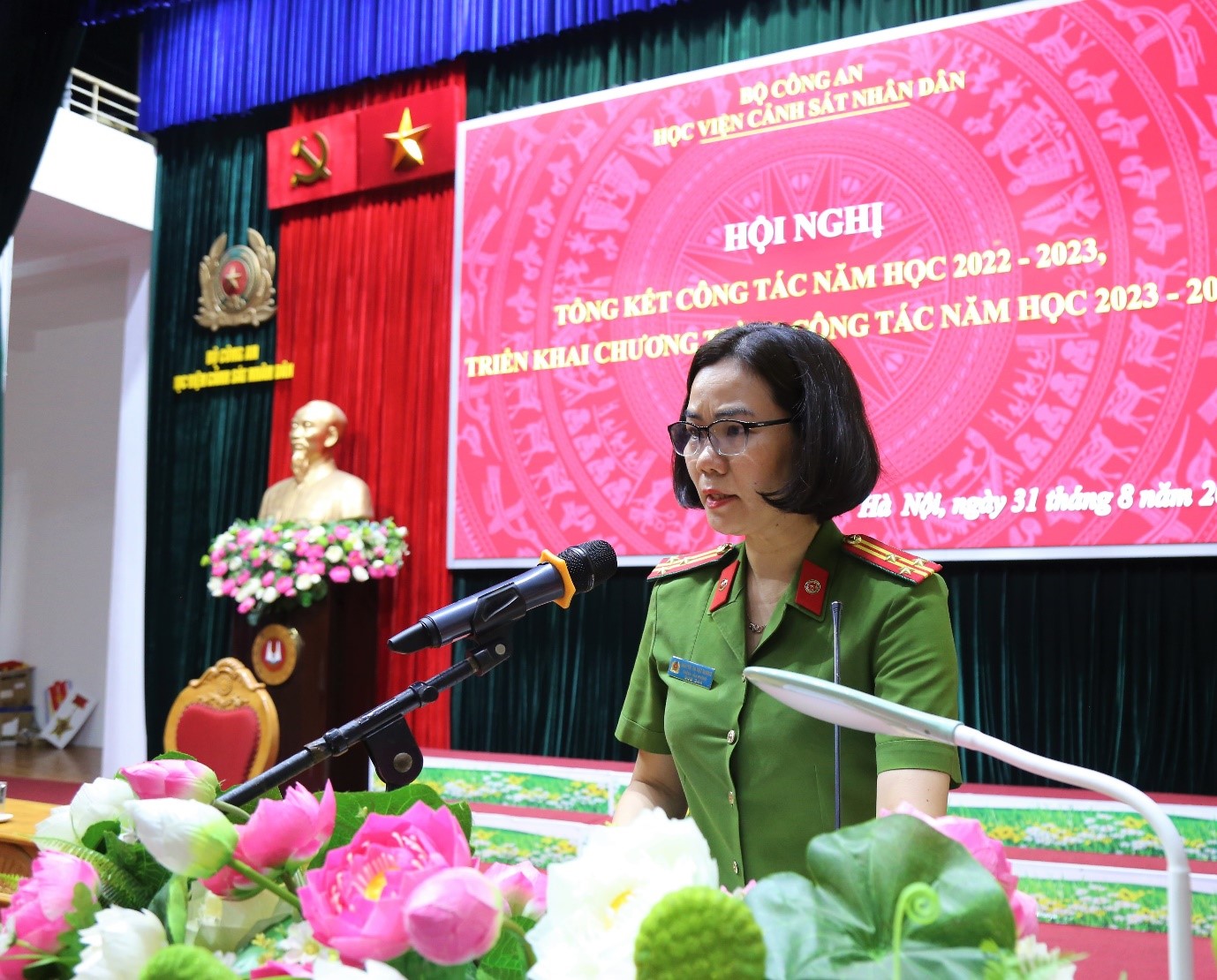 Thượng tá, TS Nguyễn Thị Việt Hương, Chánh Văn phòng Học viện trình bày báo cáo kết quả công tác năm học 2022 - 2023 và phương hướng trọng tâm năm học 2023 - 2024