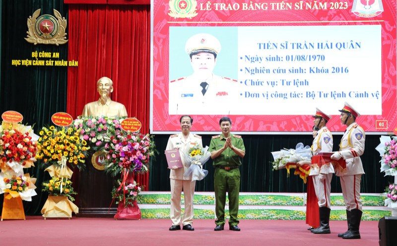 Trung tướng, GS. TS Trần Minh Hưởng, Giám đốc Học viện trao Bằng cho các tân Tiến sĩ