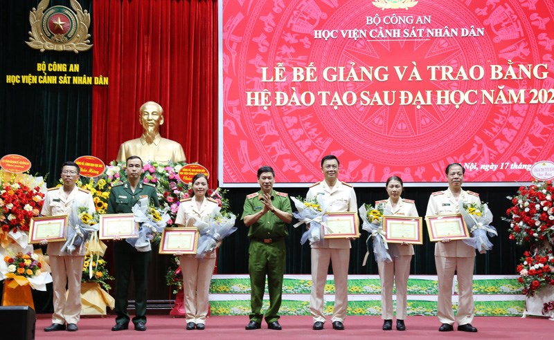 Trung tướng, GS.TS Trần Minh Hưởng tặng Bằng khen cho các tân tiến sĩ có thành tích nổi bật trong quá trình nghiên cứu.