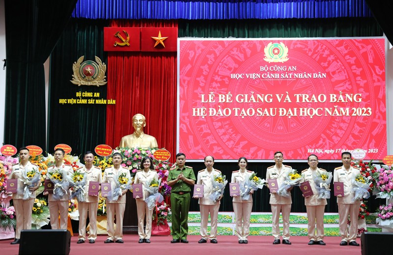 Thiếu tướng, GS.TS Nguyễn Đắc Hoan, Phó Giám đốc Học viện CSND trao bằng cho các tân thạc sĩ.
