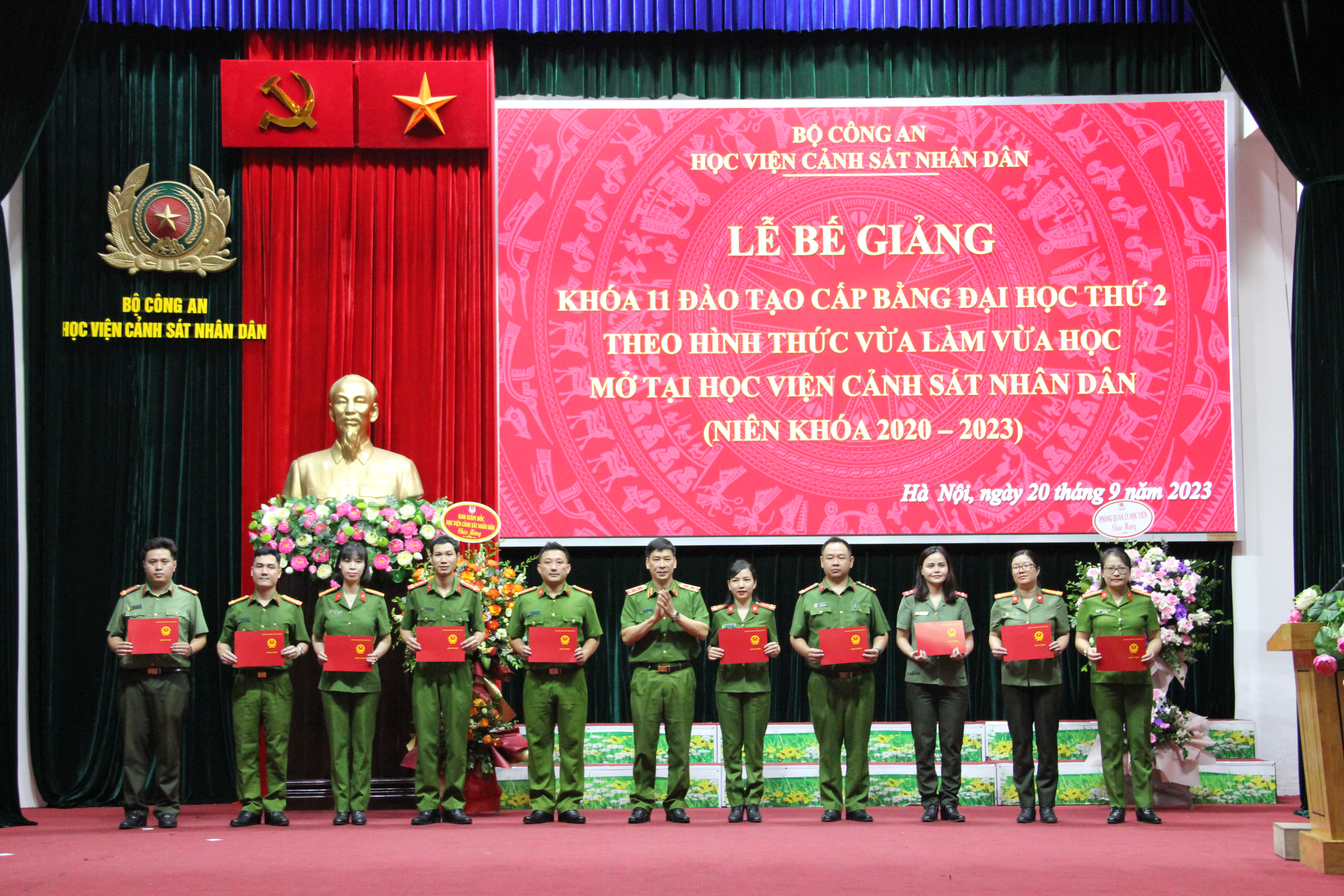 Trung tướng, GS. TS Trần Minh Hưởng, Giám đốc Học viện trao bằng tốt nghiệp cho các học viên khóa học