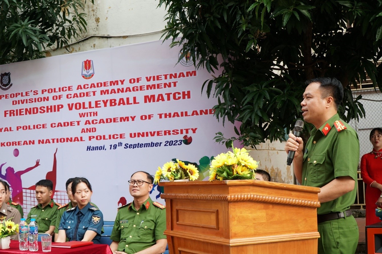 Đại tá, PGS. TS Nguyễn Kim Phong, Trưởng phòng Quản lý học viên phát biểu khai mạc tại hoạt động giao lưu thể thao