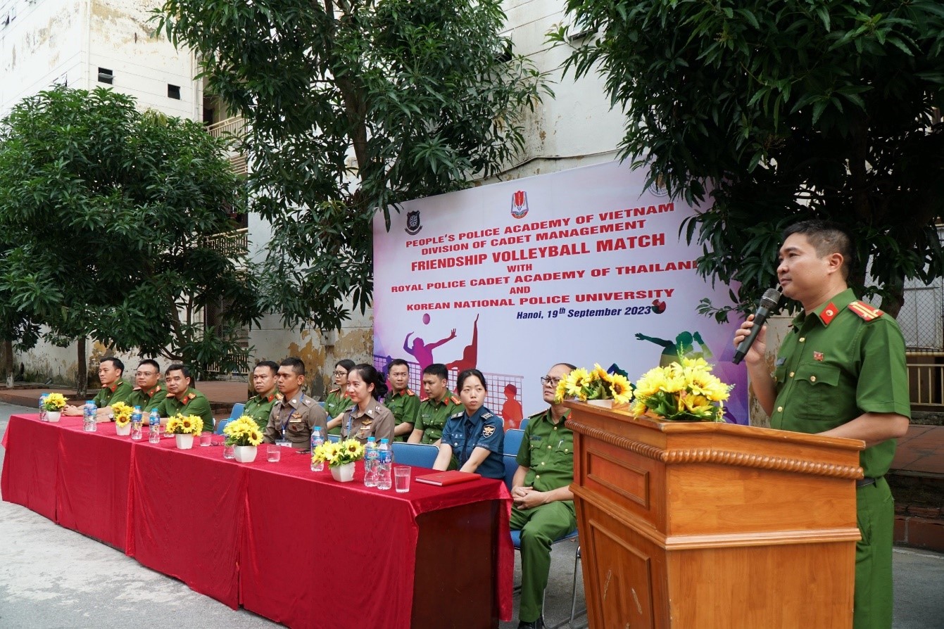 Trung tá Lê Văn Tư - Phó Trưởng phòng Quản lý học viên phát biểu động viên các cán bộ, học viên tham gia giao lưu thể thao