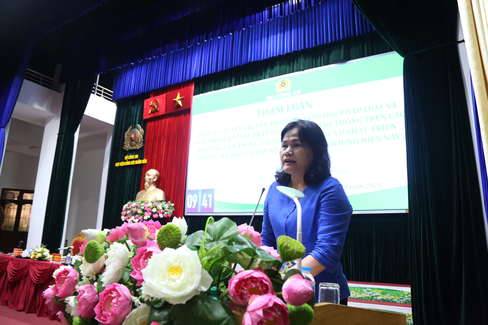Đồng chí Nguyễn Thị Sự, Phó Tổng Giám đốc Thông tấn xã Việt Nam phát biểu tại Hội thảo
