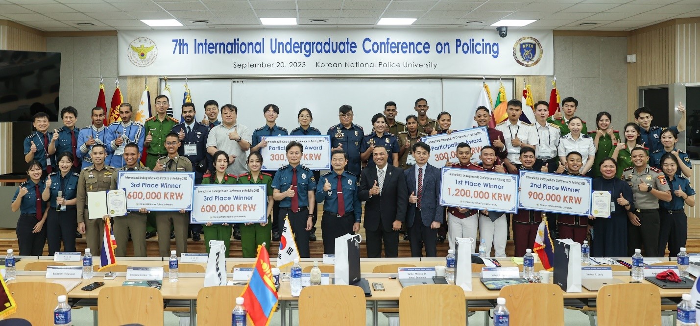 Ban Tổ chức trao giải cho các đội tuyển tham gia Cuộc thi IUCP 2023