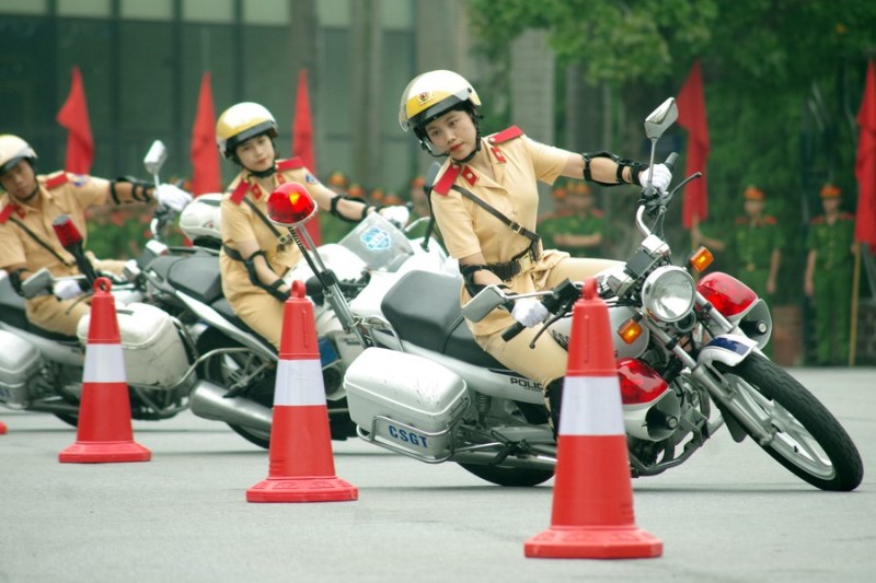 Màn trình diễn khả năng lái xe phân khối lớn điệu nghệ của các nữ sinh Học viện Cảnh sát nhân dân
