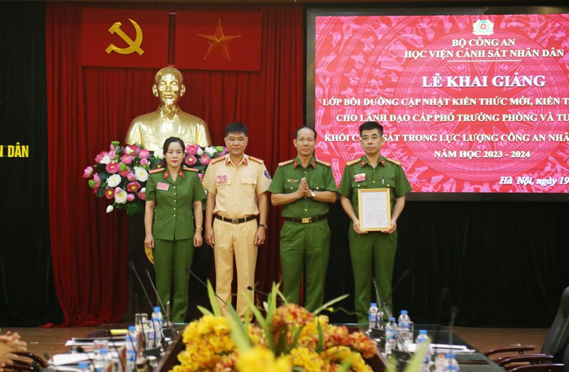 Đại tá, PGS. TS Trần Quang Huyên, Phó Giám đốc Học viện trao quyết định thành lập lớp học cho Ban cán sự lớp