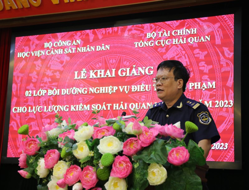 Đồng chí Nguyễn Hồng Phong, Phó Hiệu trưởng trường Hải quan Việt Nam, Tổng cục Hải quan phát biểu tại buổi khai giảng