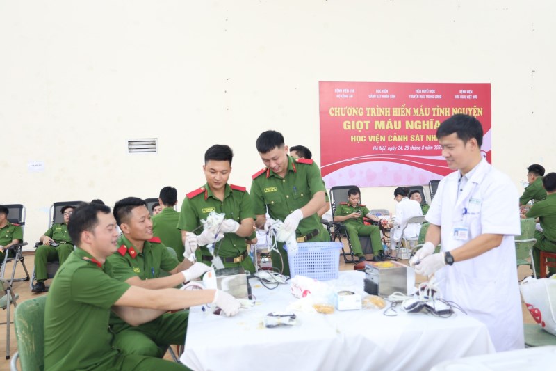 Học  viên  Học  viện  CSND  hỗ  trợ  các  bác  sĩ Bệnh viện Hữu nghị Việt Đức công tác thu gom túi máu