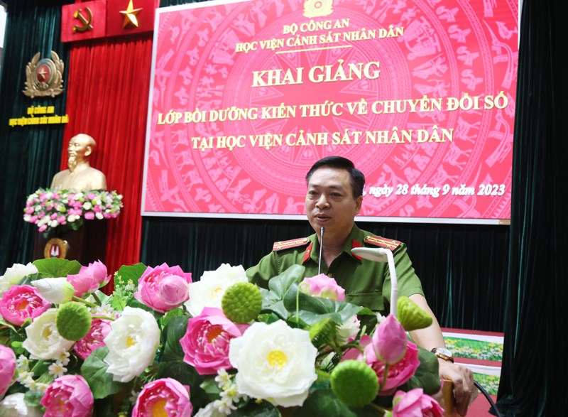 Đại tá, TS. Nguyễn Đăng Sáu - Phó Giám đốc Học viện phát biểu chỉ đạo tại lễ khai giảng