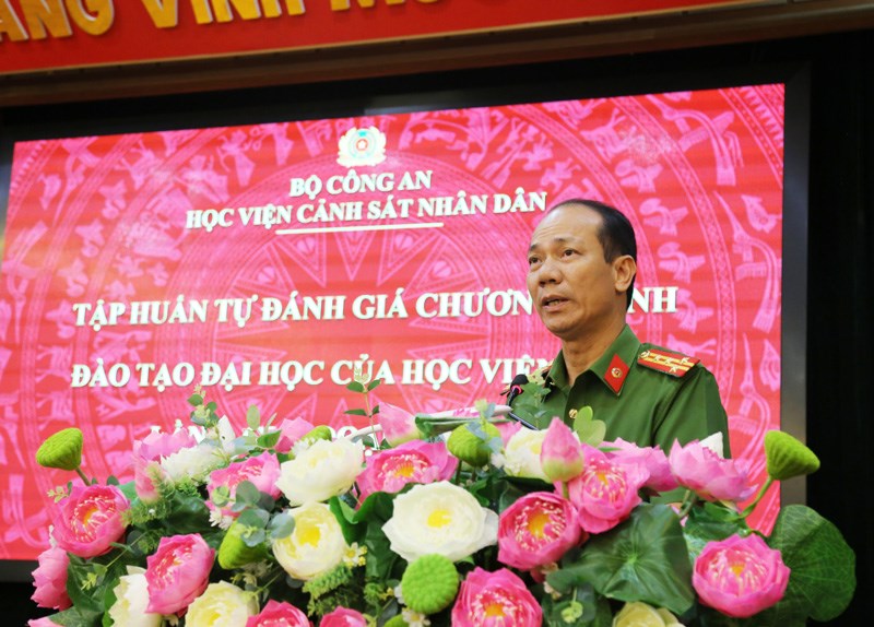 Đại tá, PGS. TS Trần Quang Huyên, Phó Giám đốc Học viện phát biểu tại khóa tập huấn